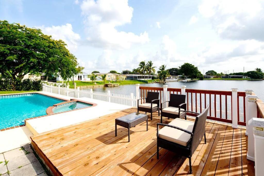 Stunning Lake-Front Villa With Pool & Spa 팸브룩파인스 외부 사진